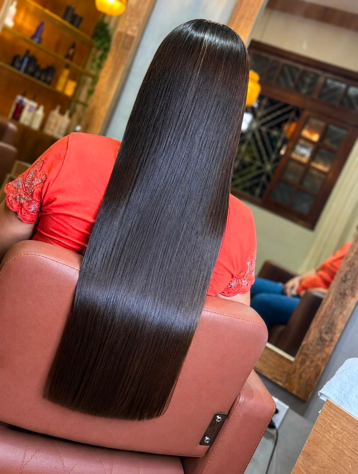 Cabelos extremamente alinhados, com brilho intenso, toque sedoso e acabamento impecável. O liso perfeito que transmite elegância, leveza e sofisticação em cada detalhe